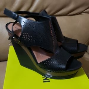 Giani Bini wedge sandals size 10